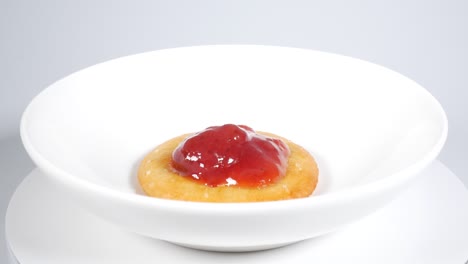 Round crackers with strawberry jam