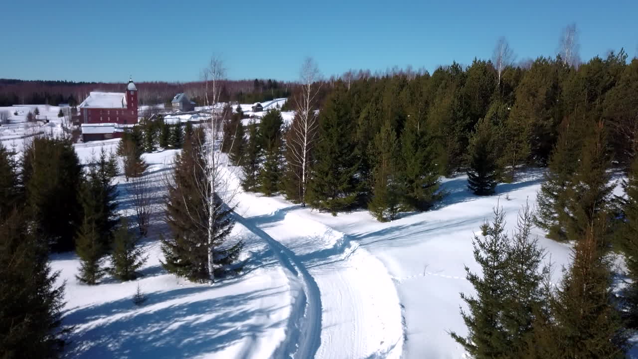 은 창고 를 가진 눈 인 겨울 마을 풍경