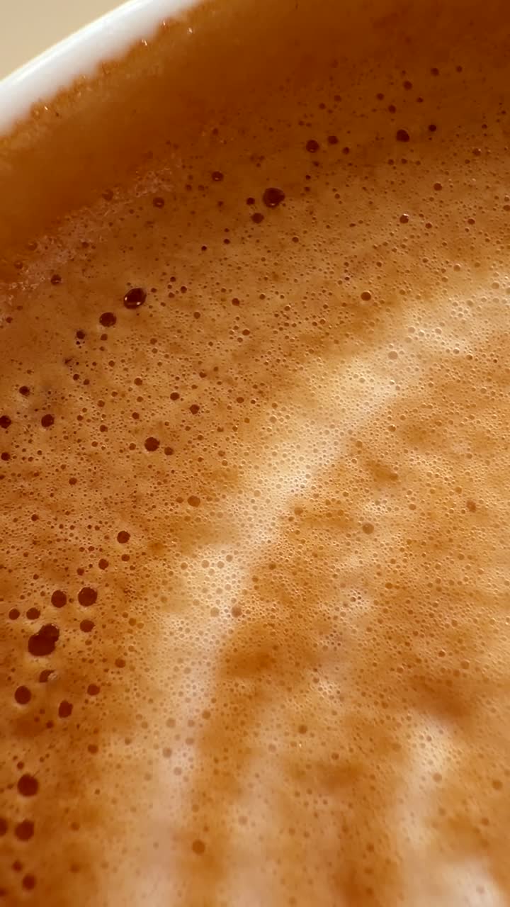 Latte art a forma di cuore che si dissolve lentamente nel caffè