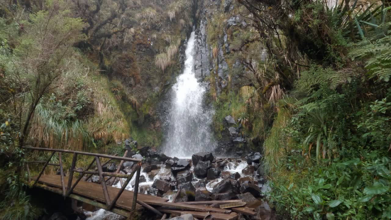 cascadas que fluyen fuertes en montañas escarpadas en el parque nacional cayambe coca cerca de papallacta, provincia de napo en ecuador