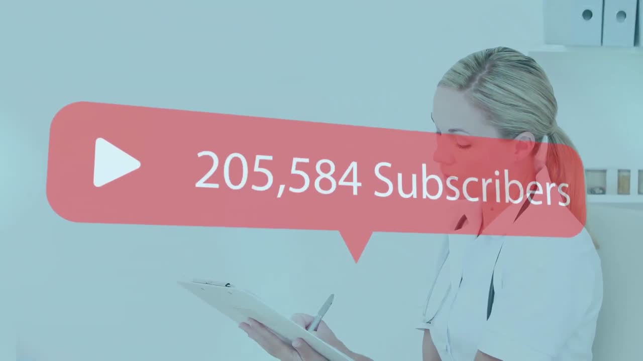 animación de cada vez más suscriptores sobre la doctora caucásica escribiendo en el clipboard en el hospital