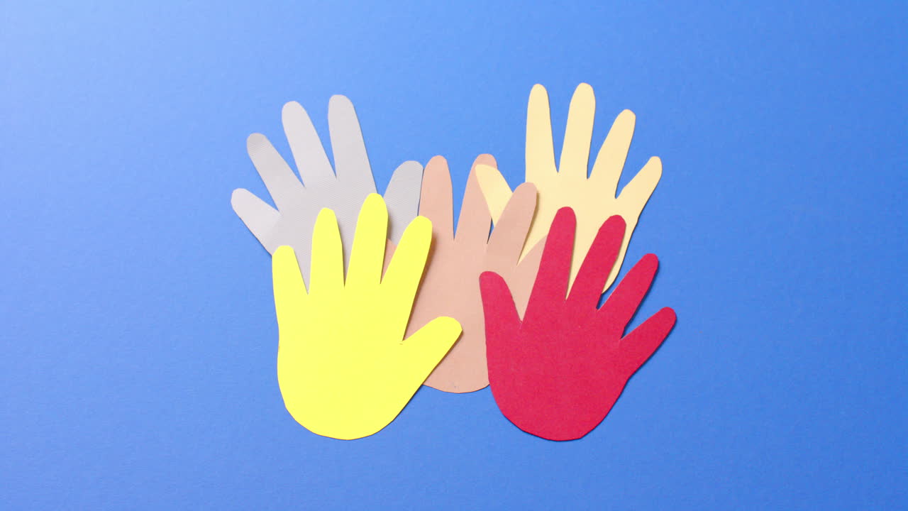 cerca de las manos juntas hechas de papel de colores sobre fondo azul con espacio para copiar