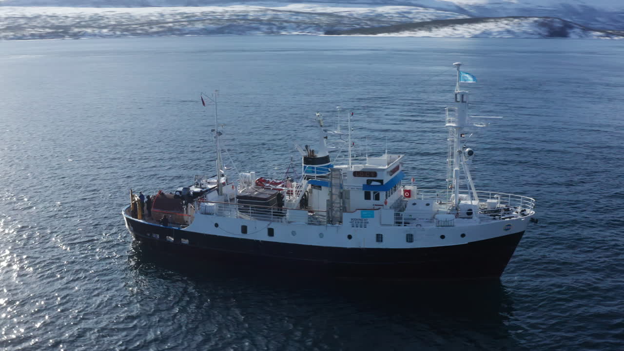 vista aérea de drones del barco de crucero del fiordo polar navegando en el mar ártico en tromsø, noruega