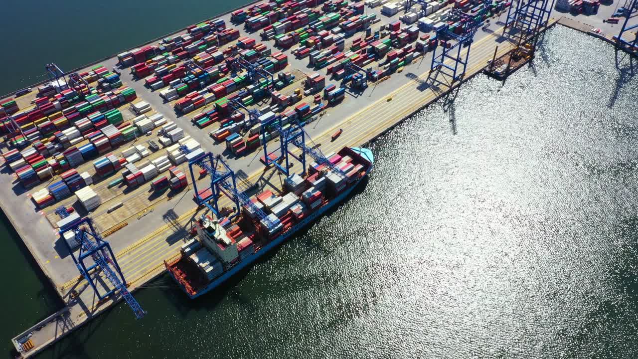 수입 수출 및 비즈니스 물류의 컨테이너 선박, 크레인, 무역 항구, 항구로 화물 운송, 국제 운송, 비즈니스 물류 개념, 조감도