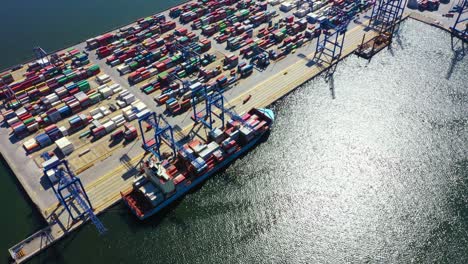 portacontenedores en importación, exportación y logística comercial, por grúa, puerto comercial, envío de carga al puerto, transporte internacional, concepto de logística comercial, vista aérea