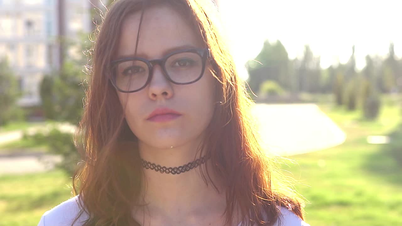 joven al aire libre en un día soleado