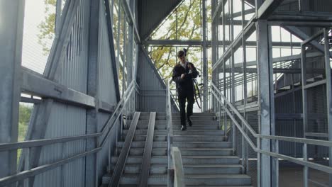 un joven subiendo las escaleras con una bicicleta