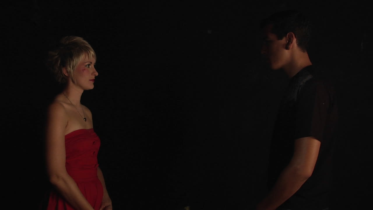 una pareja se enfrenta y cubre sus rostros con máscaras blancas