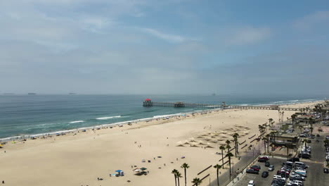 Aerial-rise-over-Huntington-Beach,-California