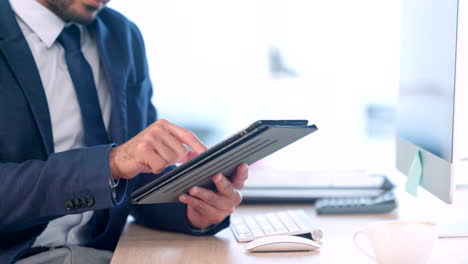 Closeup-of-businessman-holding-tablet