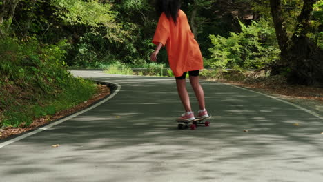 una mujer patinando en un bosque.