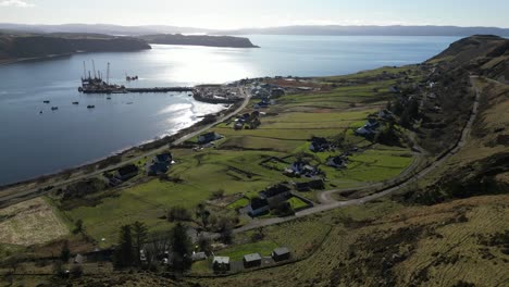 revelación del tranquilo puerto pesquero en uig bay e idrigil bay uig isla de skye escocia