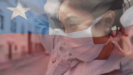 animación de la bandera de chile ondeando sobre una mujer afroamericana con máscara facial en la calle de la ciudad