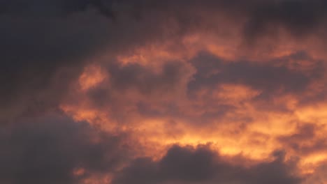 Große-Dramatische-Orangerote-Rollende-Wolken-Im-Zeitraffer-Während-Eines-Wunderschönen-Epischen-Sonnenuntergangs-In-Australien,-Maffra,-Gippsland,-Victoria