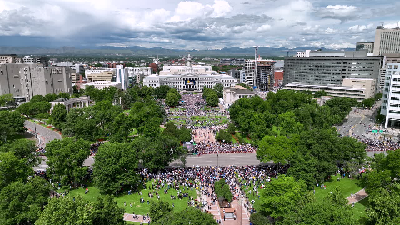parque del centro cívico con fanáticos celebrando en el desfile del campeonato de nuggets, aéreo