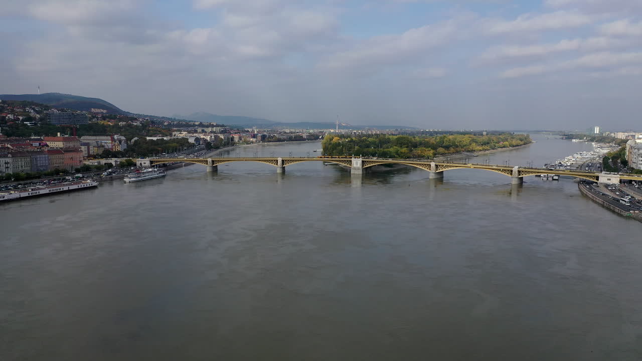 vista aérea del río danubio en budapest día nublado