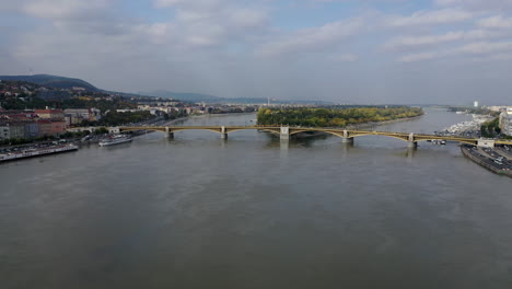 Vista-Aérea-Del-Río-Danubio-En-Budapest-Día-Nublado