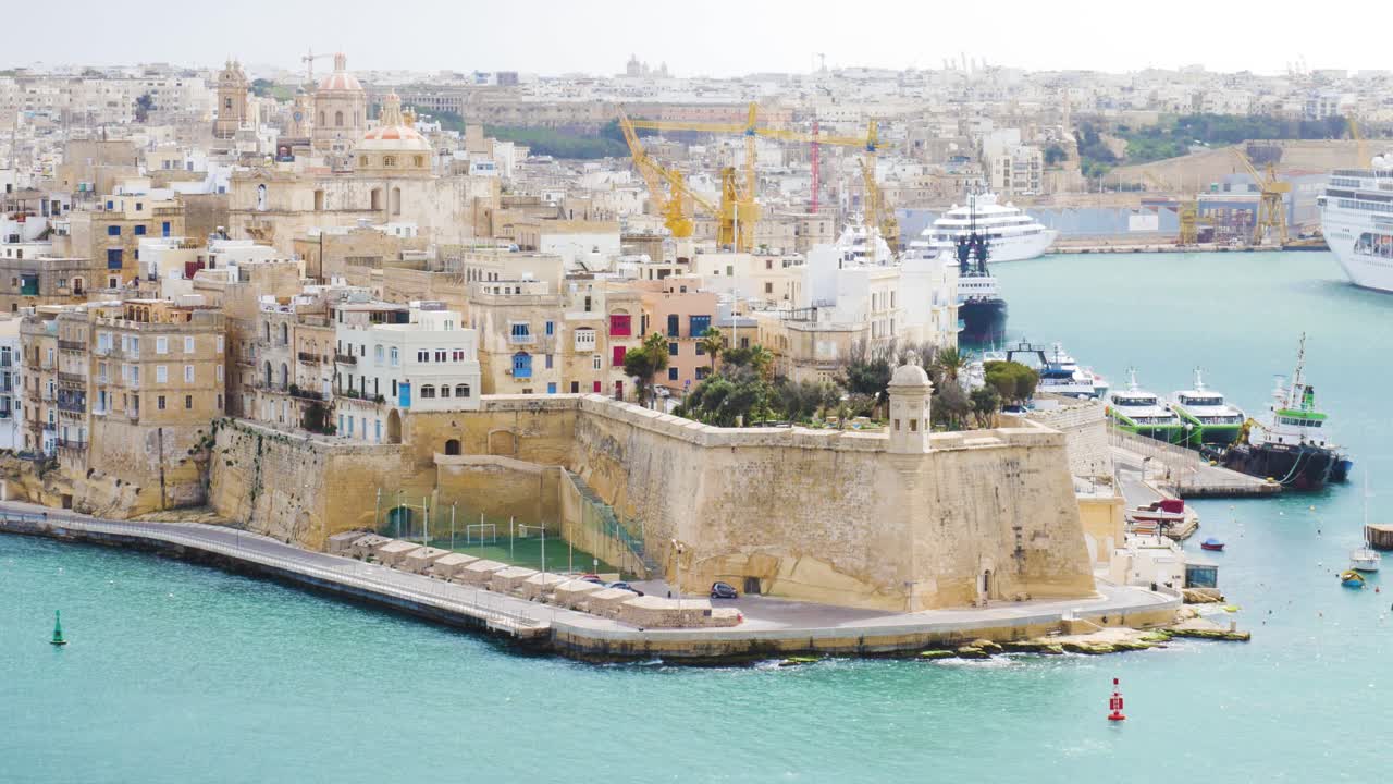 Vista di Forte Sant'Angelo sull'isola di Malta in una giornata calda e soleggiata.
