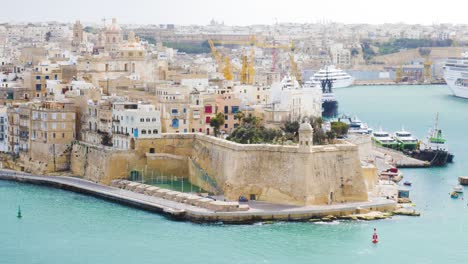 Vista-Del-Fuerte-Sant&#39;angelo-En-La-Isla-De-Malta-En-Un-Día-Cálido-Y-Soleado