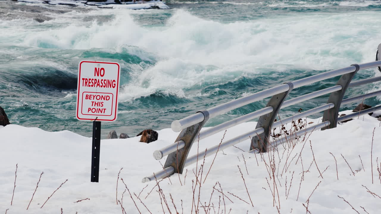 겨울에 나이아가라 강에 대한 위험 경고 표시