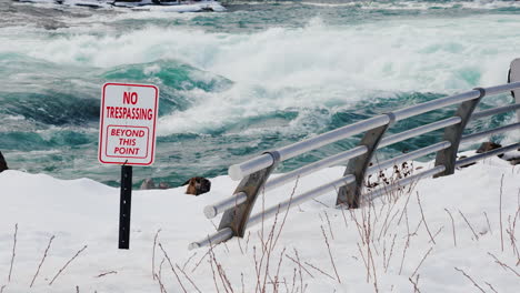 Schild-Warnung-Vor-Gefahr-Am-Niagara-River-Im-Winter