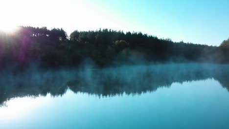 Lago-Brumoso-Y-Bosque-Temprano-En-La-Mañana---Tiro-Panorámico