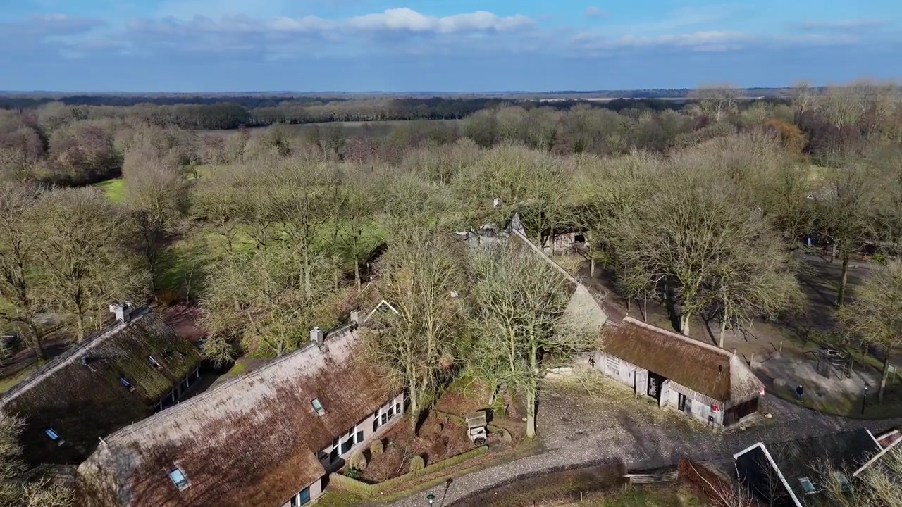 Luftaufnahme von Orvelte, einem historischen Kulturerbe-Dorf in Drenthe, Niederlande. Das Video zeigt traditionelle reetgedeckte Bauernhäuser und die friedliche Landschaft, die dieses malerische niederländische Dorf umgibt.