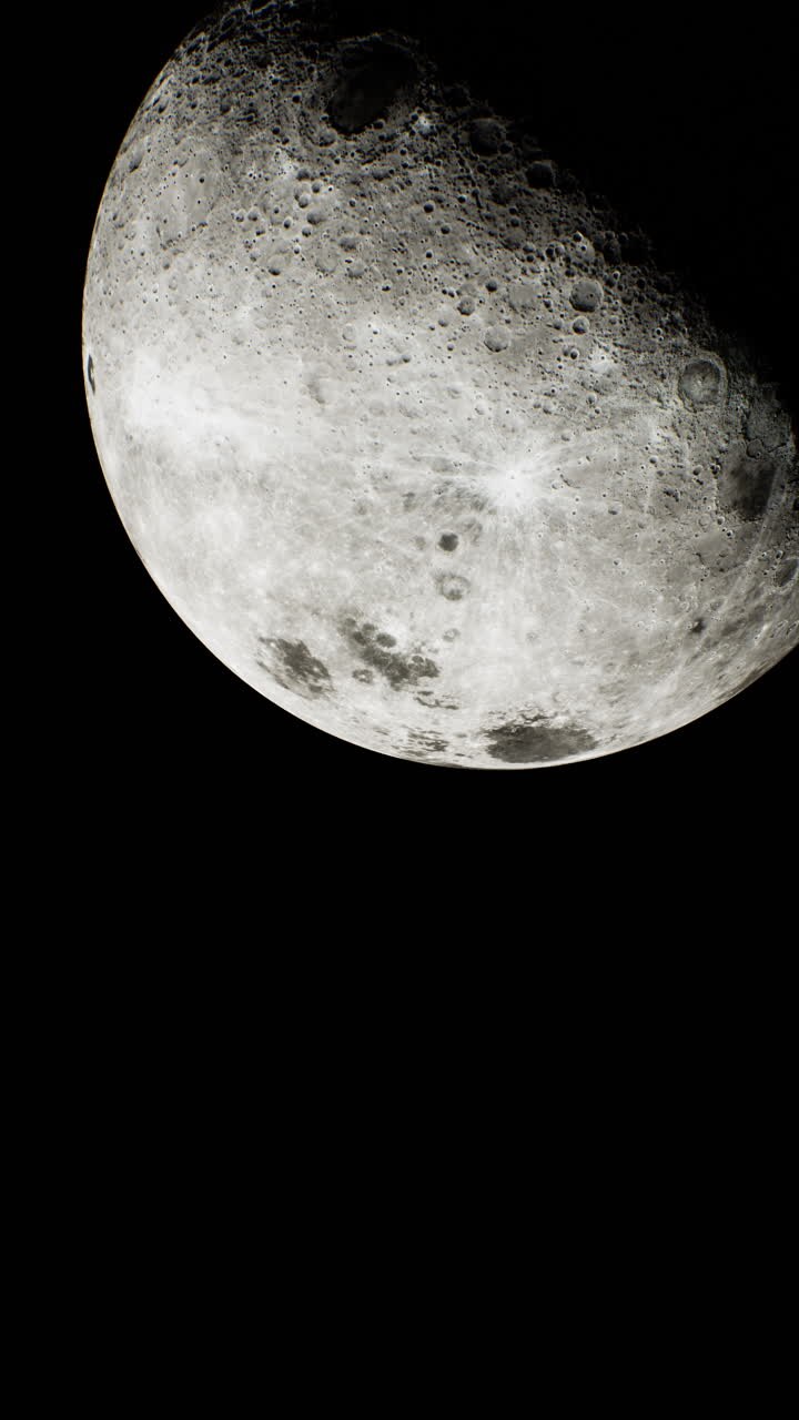 Uma lua crescente no céu noturno
