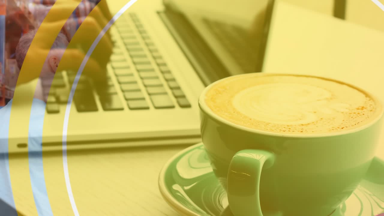 Animazione di mani che digitano su un laptop con un magazzino sullo sfondo.