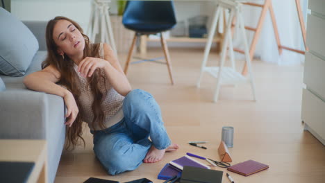 estudiante triste y sobrecargado de trabajo en el piso