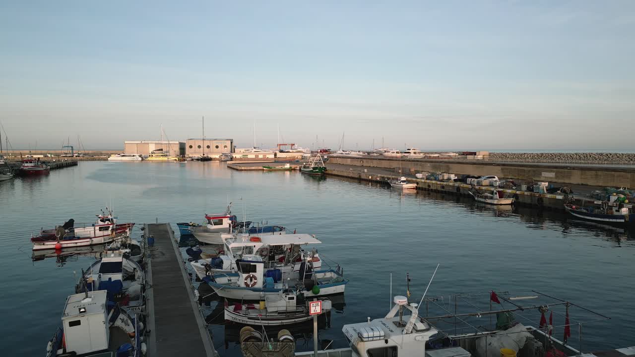 아레니스 데 마 바르셀로나 카탈루냐 항구의 배의 항공 영상