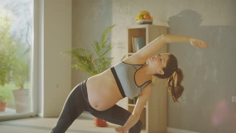 mujer embarazada haciendo yoga