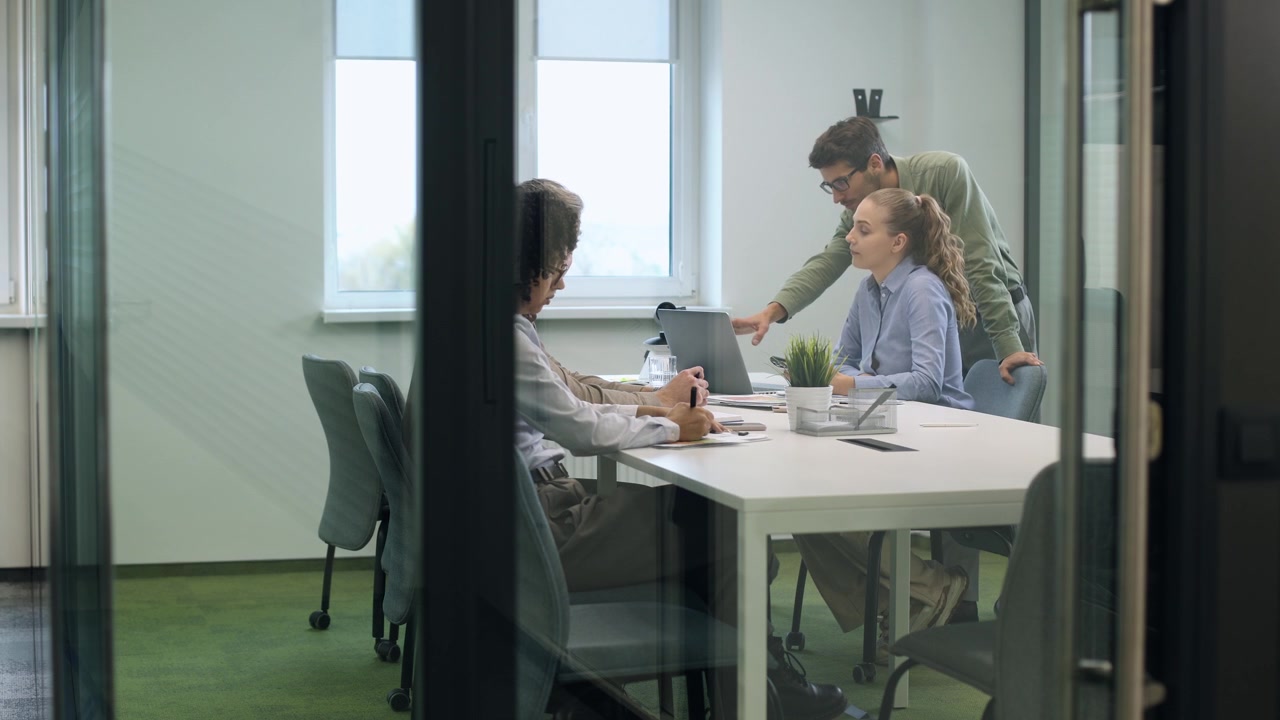 Professionisti che collaborano in una sala riunioni d'ufficio
