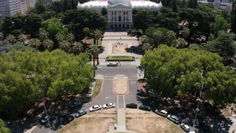 Toma-Aérea-De-Primer-Plano-Inclinada-Hacia-Arriba-Del-Edificio-Del-Capitolio-Del-Estado-De-California-En-Sacramento-Durante-El-Día