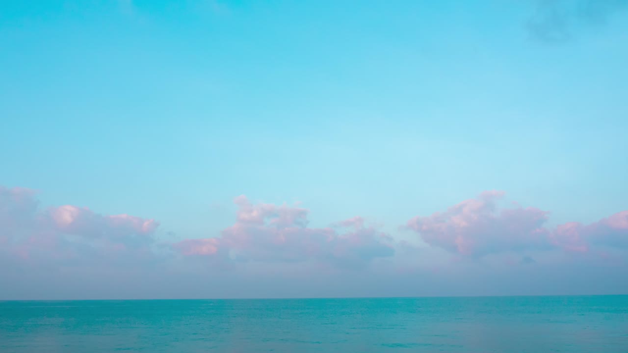 추상적인 다채로운 풍경 배경, 추상적인 색의 큐러스, 푸른 바다 위로 움직이는 은 구름, 바다 표면에 반사되는 빛, 4k 자연 배경, 바다, 바다