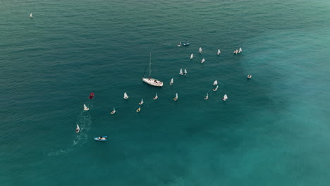 Veleros-Navegando-En-El-Mar-Azul-En-Baska,-Krk,-Croacia---Toma-Aérea-De-Drones