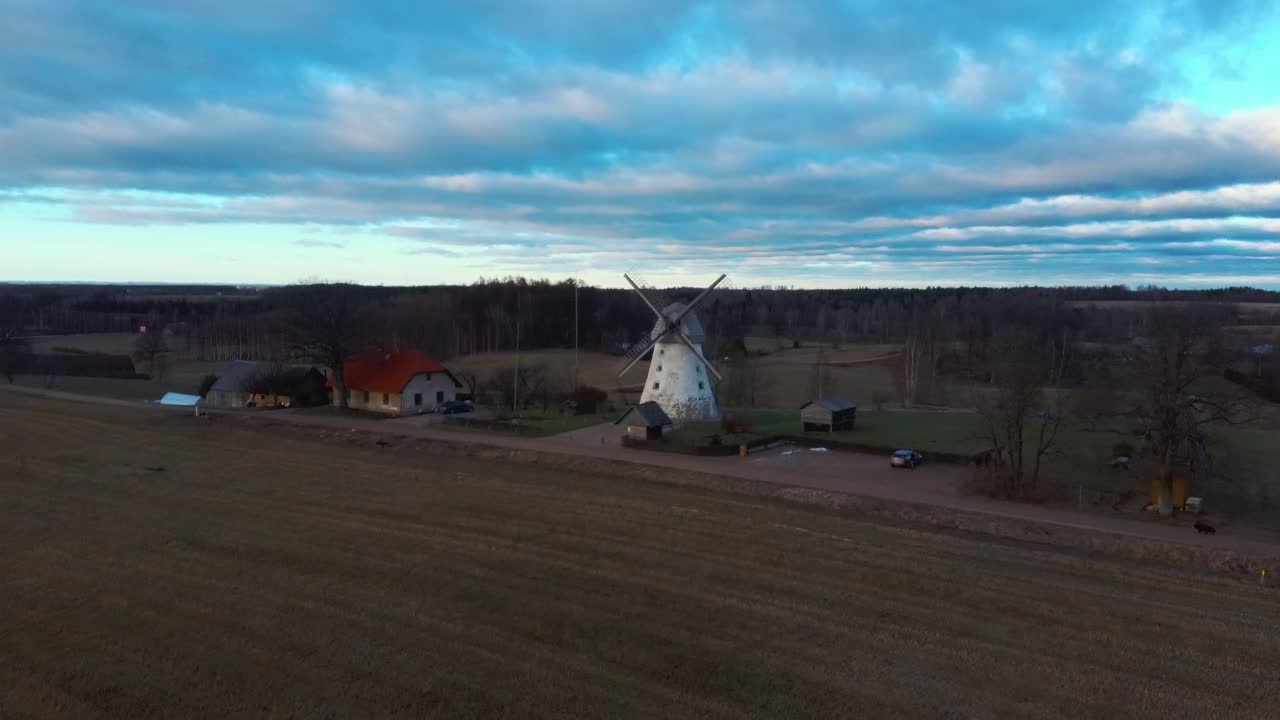 Kincir Angin Tua Araisi di Latvia, Pemandangan Udara. Hari Musim Dingin saat Matahari Terbit. Ini adalah Satu-satunya Kincir Angin di Latvia yang Masih Beroperasi, Dibangun pada Tahun 1852. Rekaman 4K.