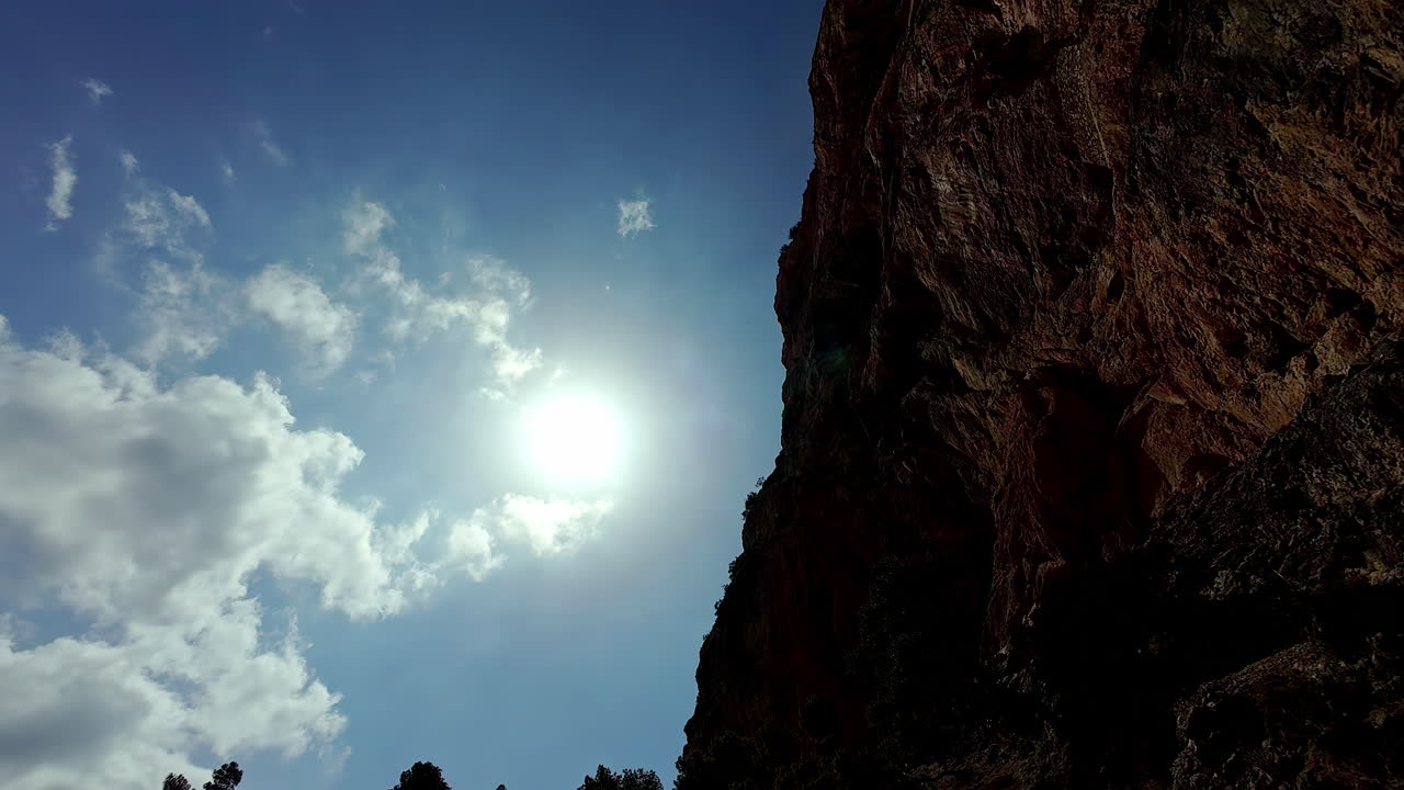 nubes de sol en el cielo azul cerca de la cordillera al sur del bosque de españa