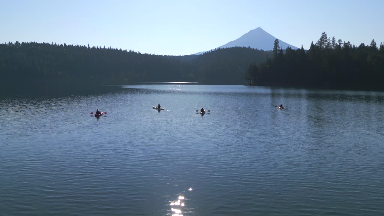 놀라운 풍경과 함께 남부 오레곤에서 카약 버드 나무 호수 친구