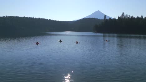 Amigos-Haciendo-Kayak-En-El-Lago-Willow-En-El-Sur-De-Oregon-Con-Paisajes-Asombrosos