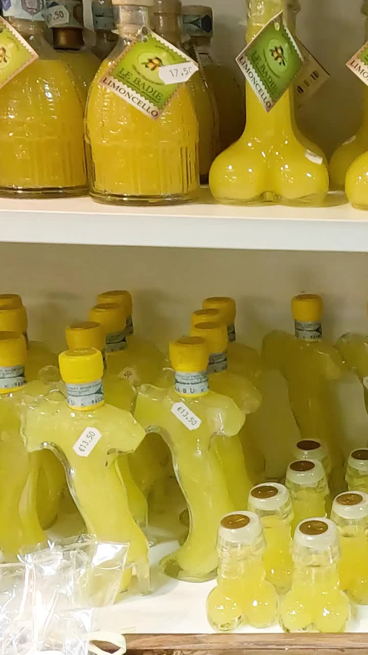 una variedad de bebidas en botella coloridas en una tienda