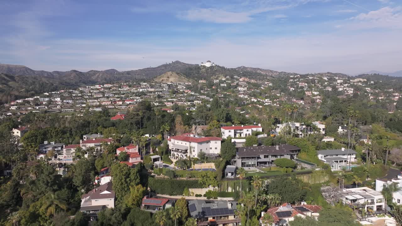 el vuelo de drones sobre el vecindario de hollywood hills hacia el observatorio griffith, 4k los ángeles
