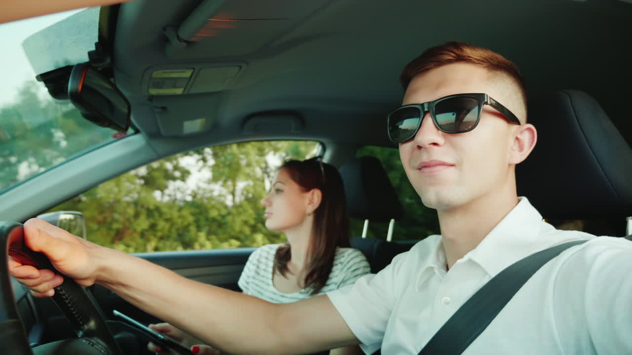 una pareja joven viaja en coche