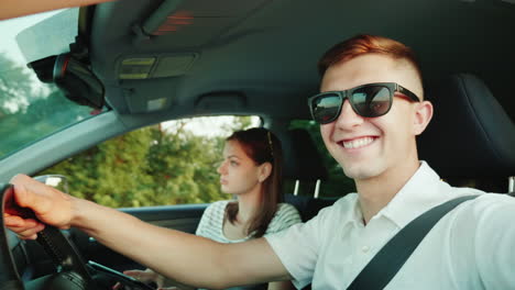 Una-Pareja-Joven-Viaja-En-Auto