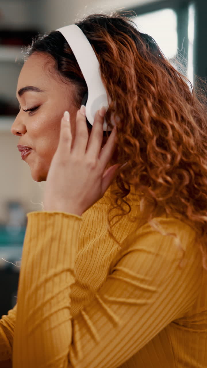 Mujer disfrutando de música con auriculares