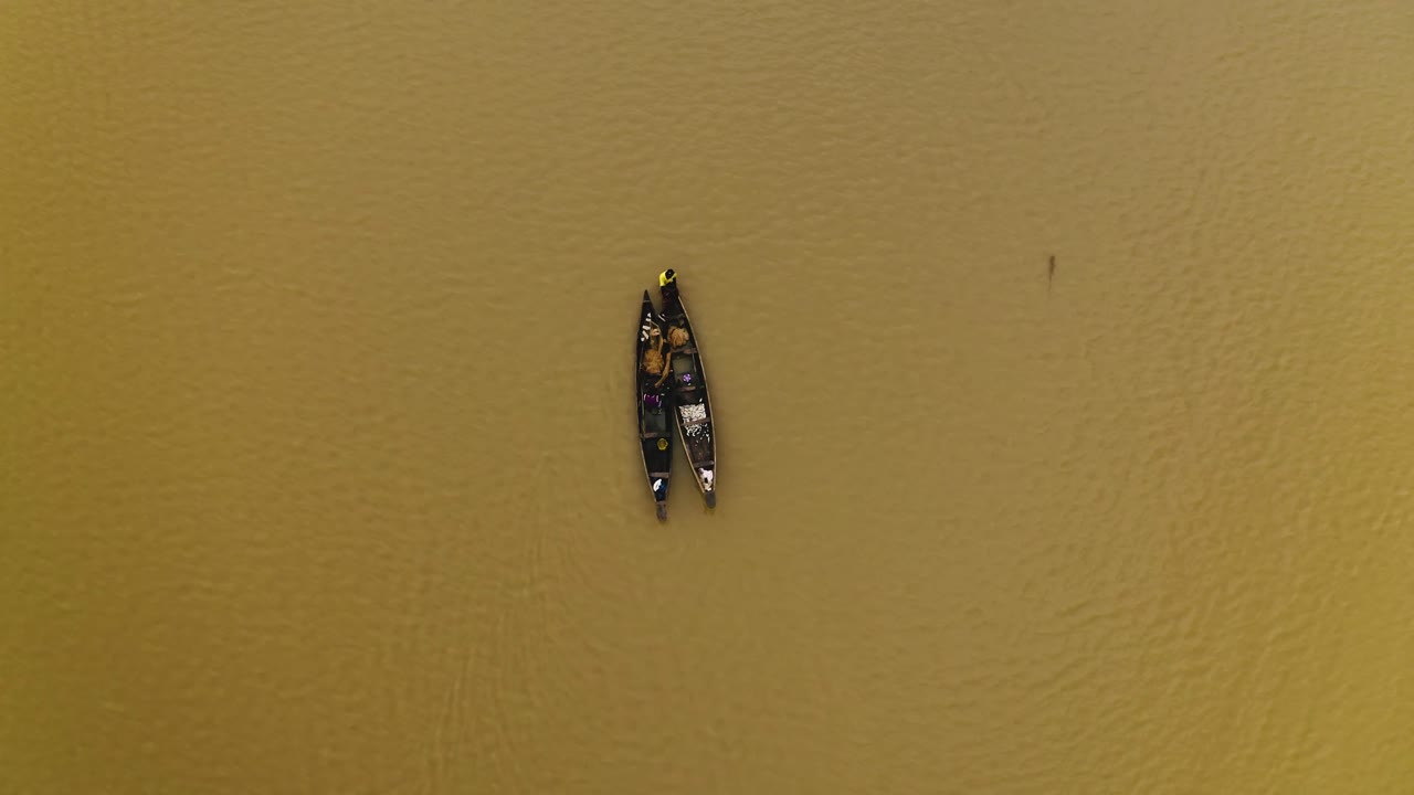 pescadores remando en un lago en áfrica occidental