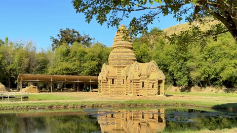 antiguo templo reflejado en un cuerpo de agua sereno