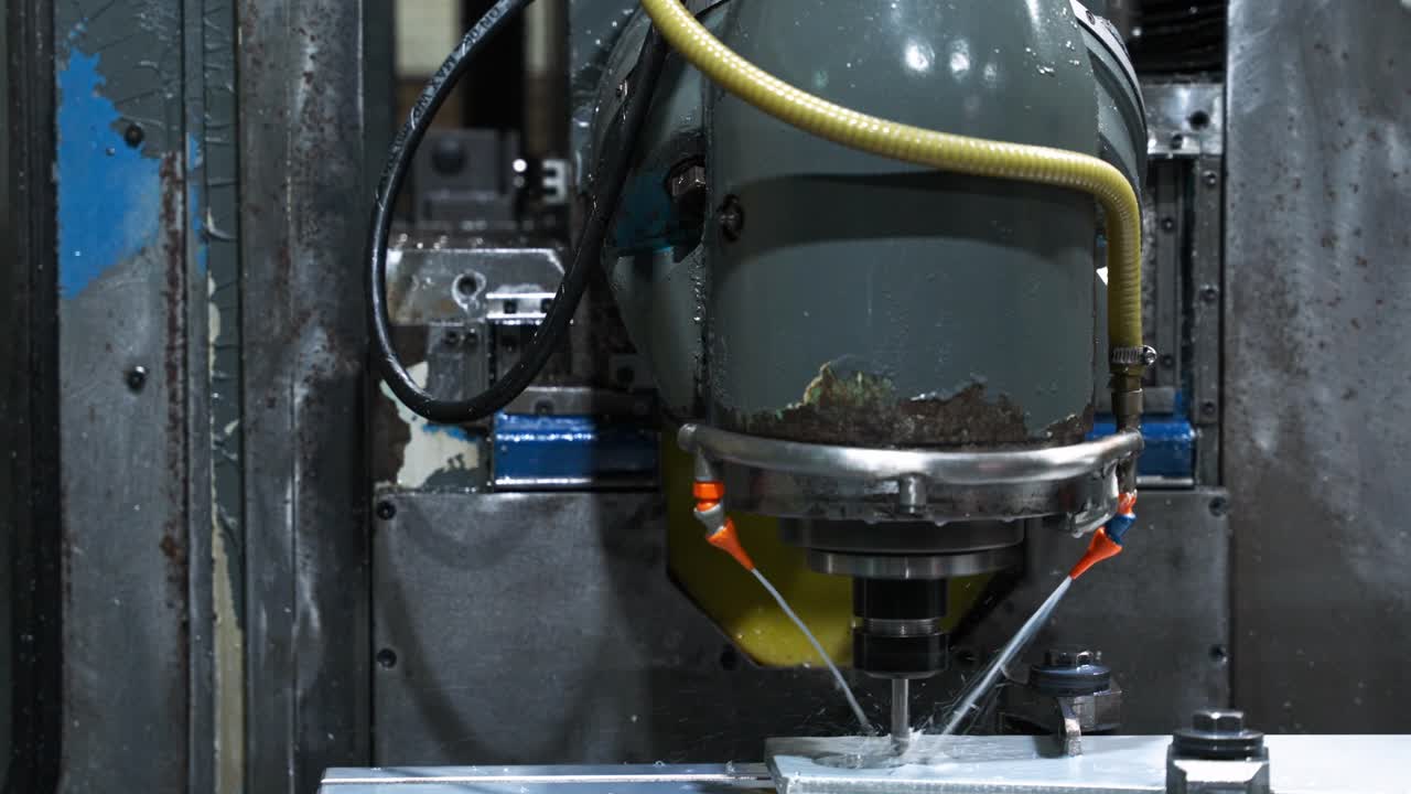 máquina de fresado cnc en funcionamiento