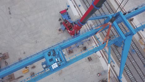 vista aérea del mantenimiento de la grúa en una instalación portuaria
