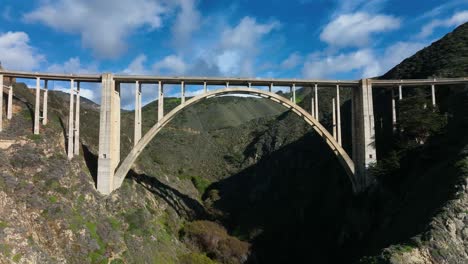 tiro ascendente sobre el puente bixby autopista 1 costa pacífica, california